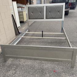 🎁 BEAUTIFUL GRAY COLOR  QUEEN SIZE BEDROOM SET: DRESSER, BED FRAME🎁