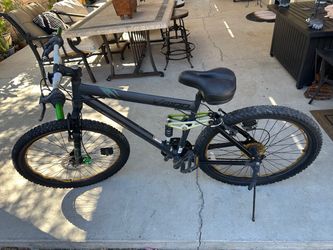 Mountain bike no flats ready to ride Mountain bike no flats ready to ride please look at pictures closely serious buyers only. Thank you.￼