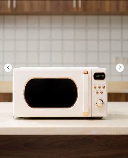 Mainstays 0.7 Cu ft Retro Countertop Microwave Oven