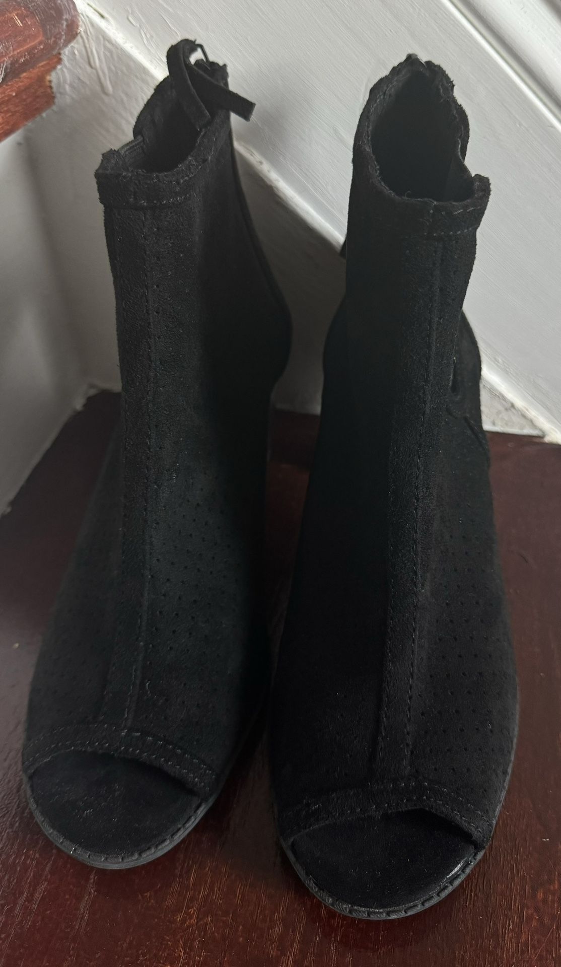 SM Women's Black Roster Fashion Bootie Black or Taupe size 8M in excellent condition (cash & pick up only)