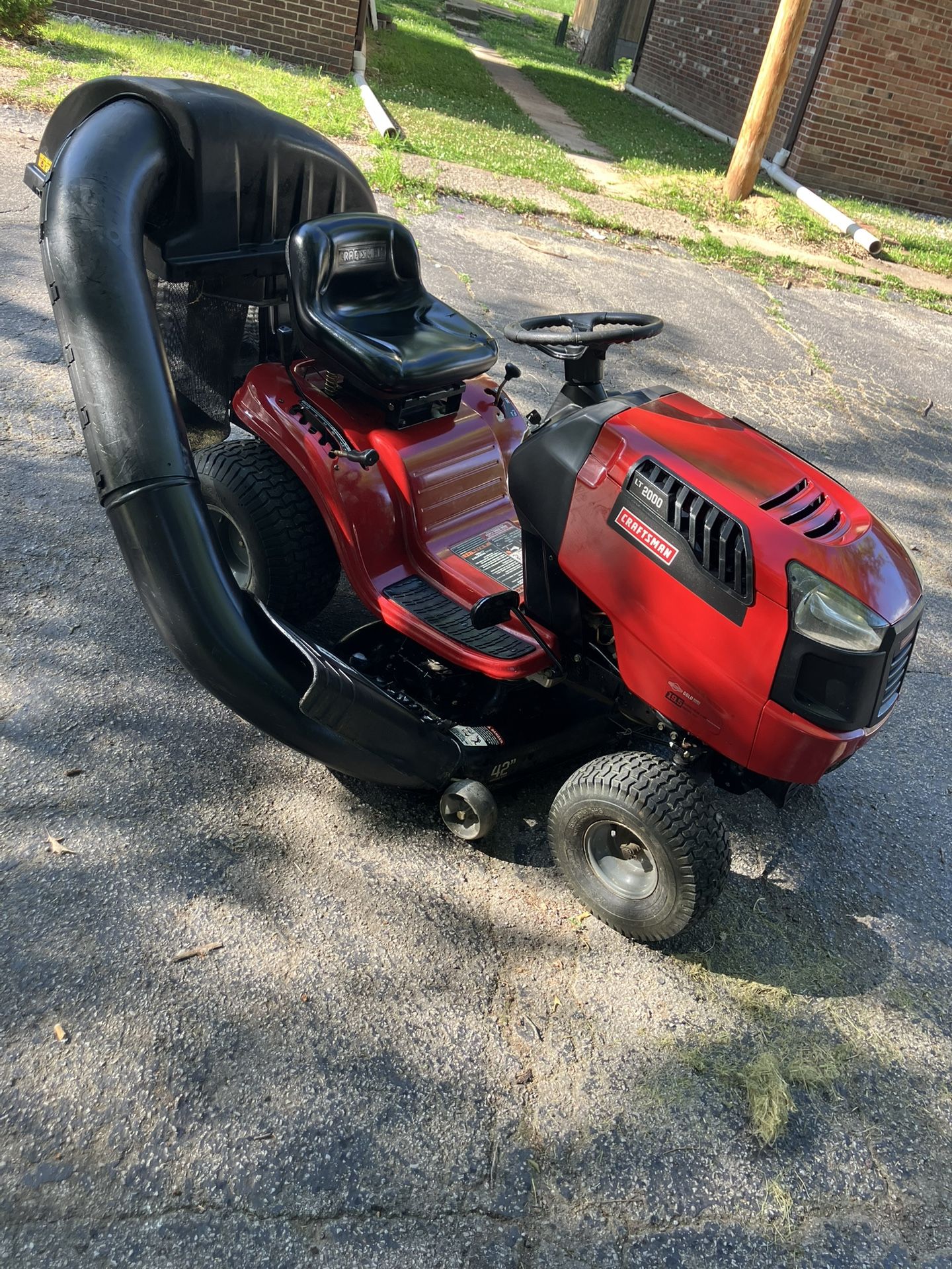 Craftsman LT 2000 riding lawnmower