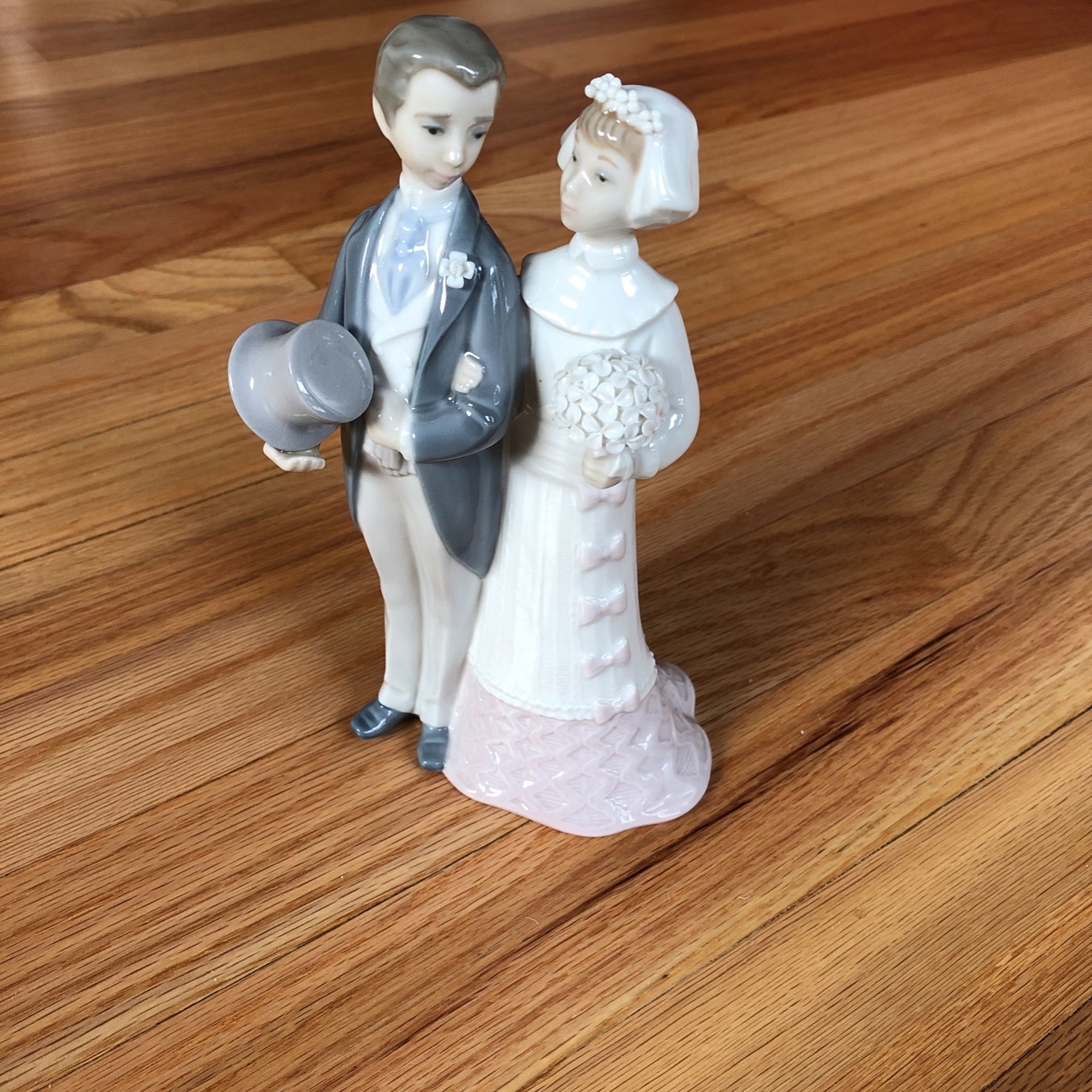 Lladro Bride and Groom Porcelain Figurine