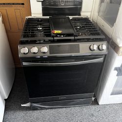 NEW SAMSUNG 30” GAS RANGE IN BLACK STAINLESS STEEL