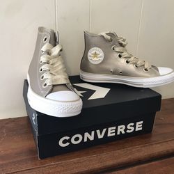 Women’s gold converse size 8 1/2. Brand new in box
