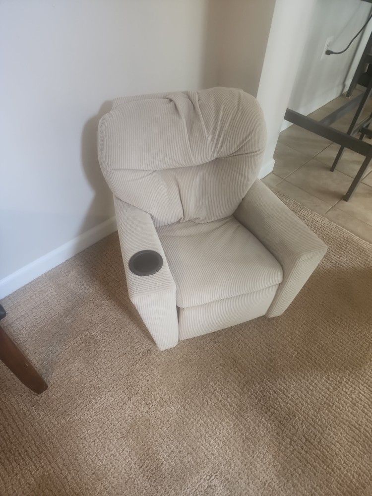 Kids Recliner Lounge Chair! Super Cute! 23" x 20"