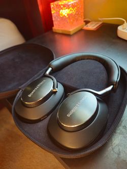 Bowers & Wilkins Px8