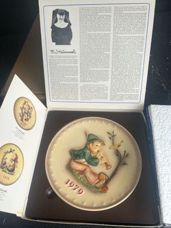 Goebel M.J. Hummel 1979 Annual Plate - "Singing Lesson"