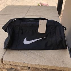 New Nike Gym Club Duffel Duffle Bag Black Travel 24L