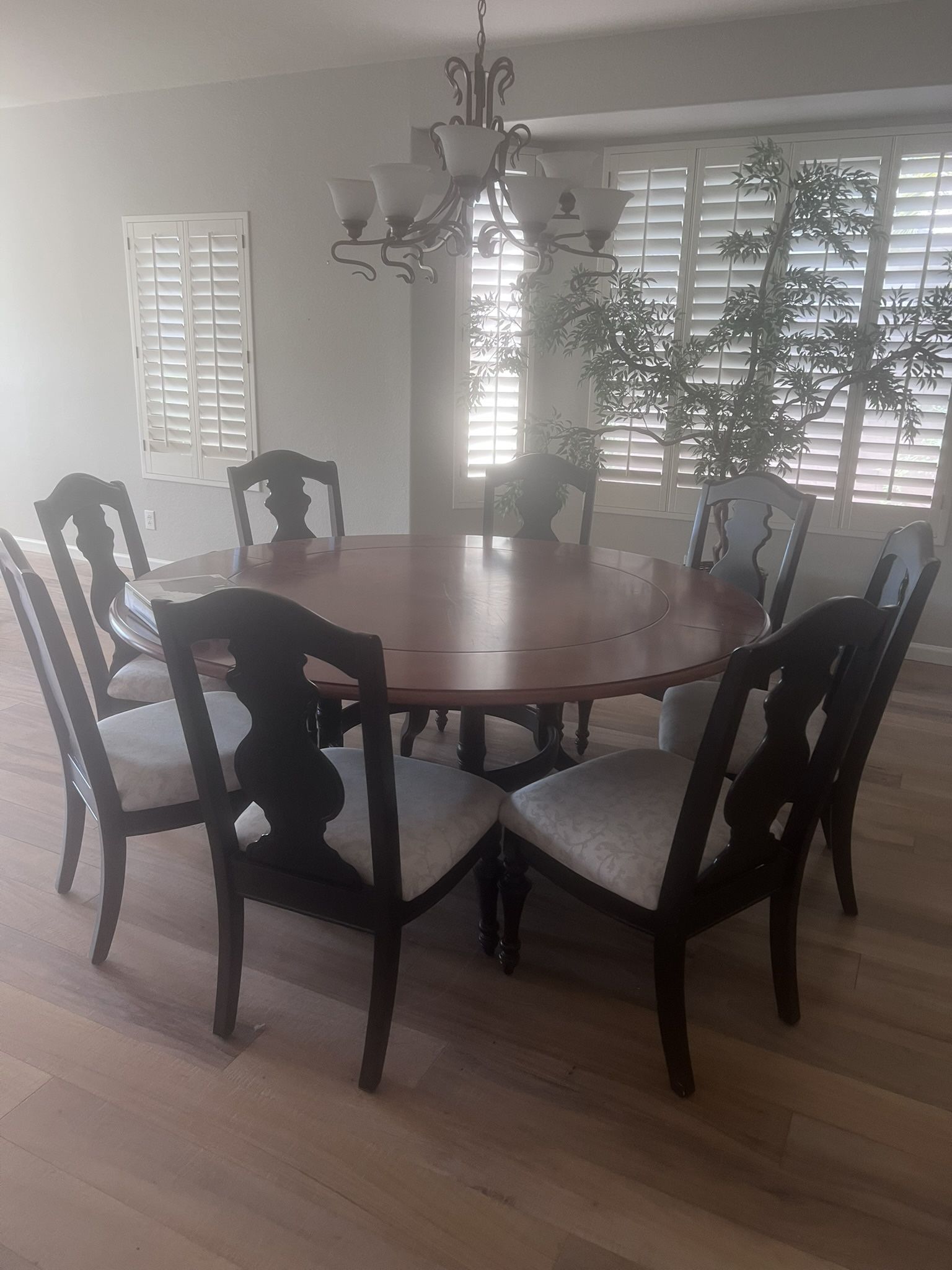 Thomasville  Dining table w/ 8 Chairs