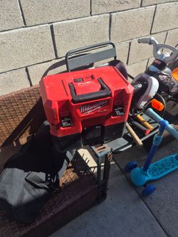 Milwaukee wet and dry vacuum 2 batteries and charger