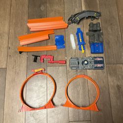 Mattel HOT WHEELS Booster And Race Track Lot
