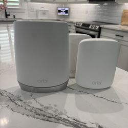 Orbi WiFi Rotter And Satellites 