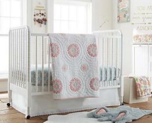 New Baby 4pc Crib Bedding Includes: Quilt, Crib Sheet, Dust Ruffle & Wall Decal