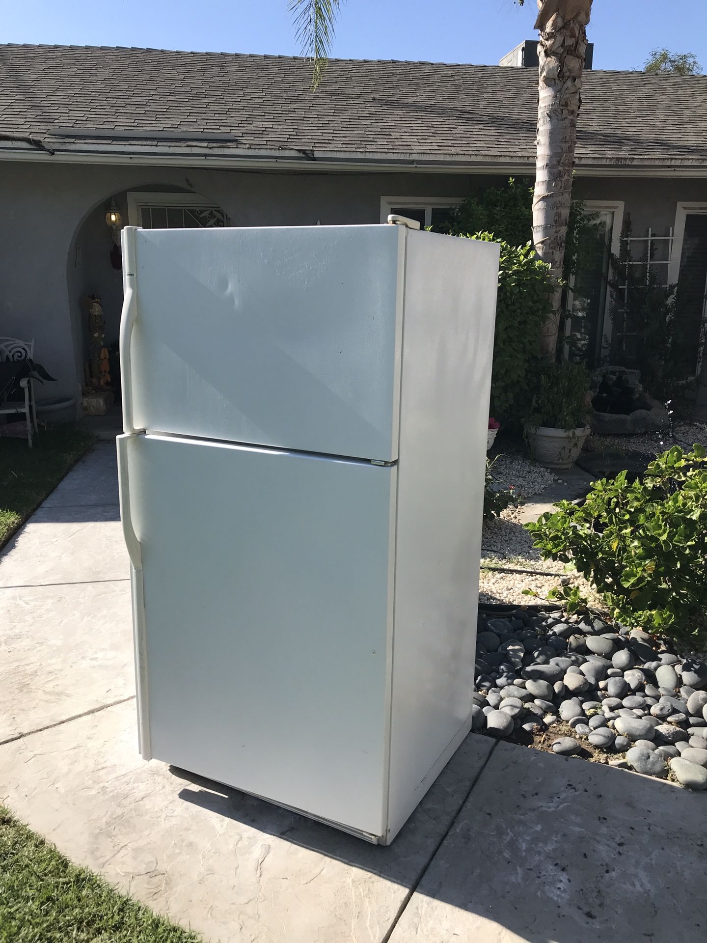 Kenmore Coldspot Refrigerator with top mount Freezer