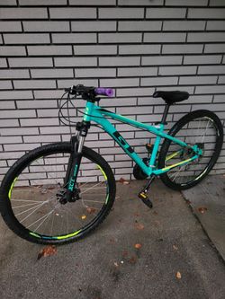 GT Mountain Bike Size Adult Small Wheels 27.5 Speeds 24 Disc Brakes