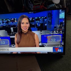 Smart Tv Samsung 32 Inches Lista Con La Base Para Colgarla En La Pared