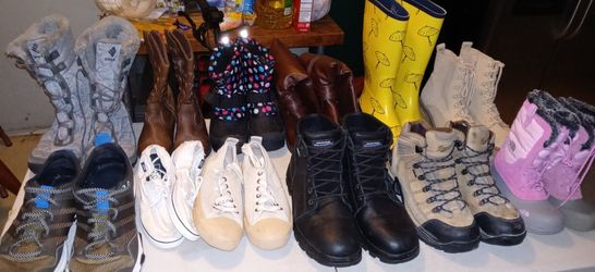 Se Vende Zapatos Para La Nieve Y Zapatos Normales Cada Uno Por $20 Dol lares Y Los De Niño Al $10 Cada Uno
