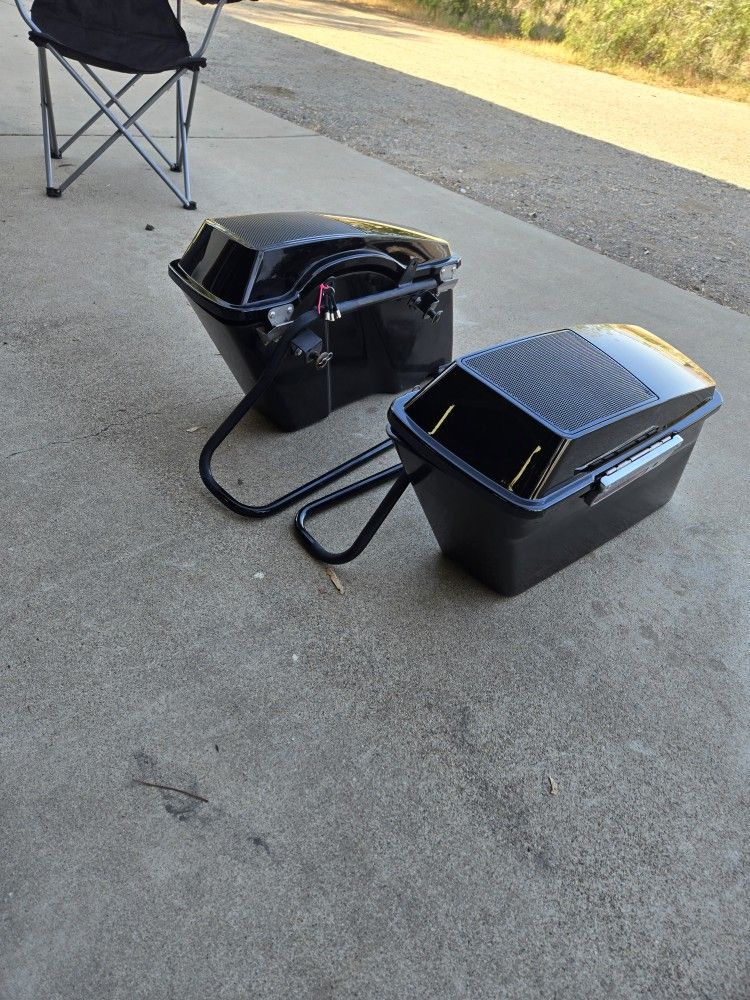 Harley Davidson Hard Bags W/Kicker 6x9 And Amplifier