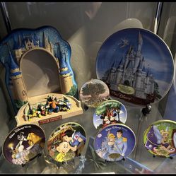 ATTENTION DISNEY PEOPLE!!!Disney plate collection. These are very beautiful and ready to be picked up by you. They would add to all your collectibles.