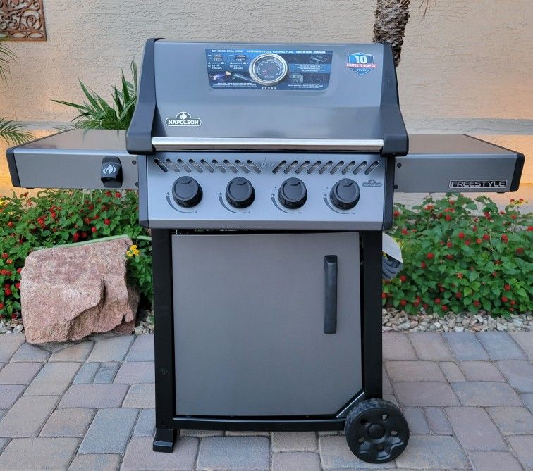 NAPOLEON Freestyle 425 4-Burner Natural Gas Grill in Graphite Grey.