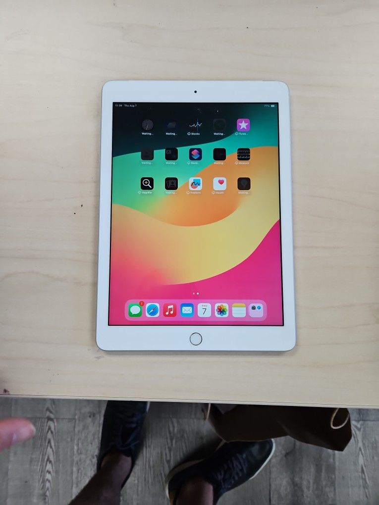 IPad 6th Gen. 32gb WiFi And Cellular