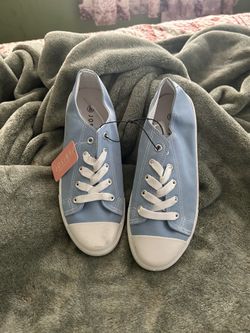 Tennis shoes