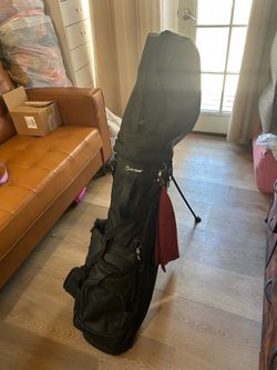 Complete set of taylormade golf clubs ( very good condition )