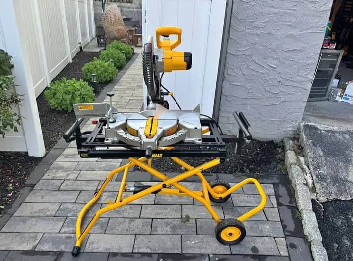 DEWALT.-Rolling-Miter-Saw