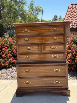Beautiful Excellent Condition!!  Vintage Wood Tallboy Chest of Drawers (Read Description)