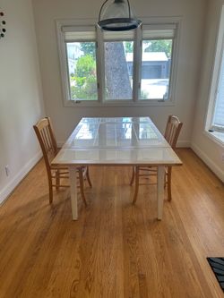 Expandable Kitchen table with 2 chairs