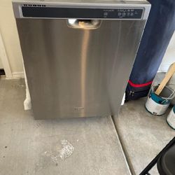 Whirl Pool Dishwasher 