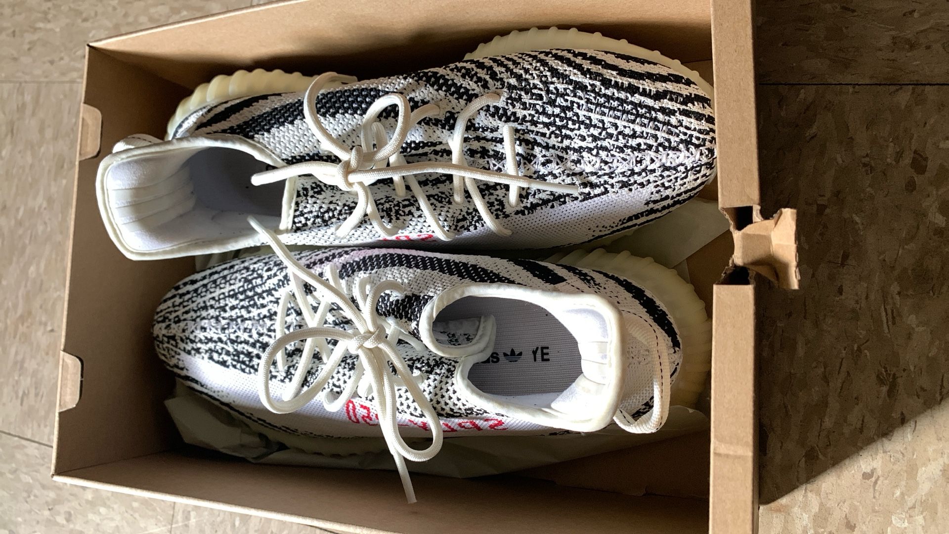 Yeezy Boost 350 V2 Size 11 Zebra Looks CP9654
