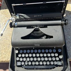 1946 OLD ANTIQUE PORTABLE TYPEWRITER In