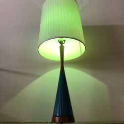 Vintage lamp stands 40 inches tall as in picture💡🔌
