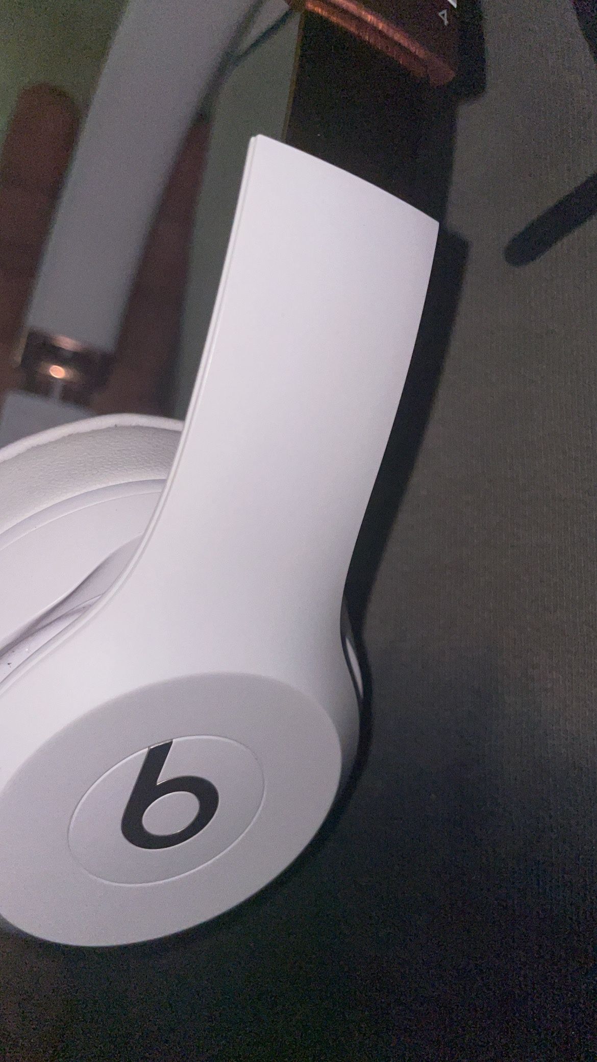 White Beats Solo 4