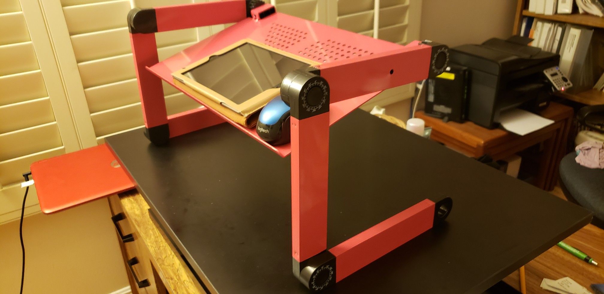 Adjustable standing desk