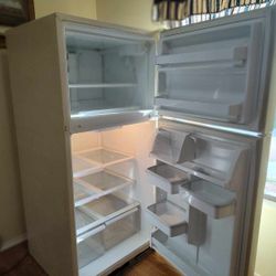 Refri Kenmore $150  obo  jalando muy bien solo se vende porque compre nuevos ( solo detalles estéticos)  levantar en 📍Alton