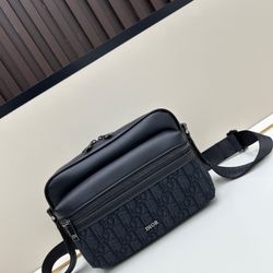 A classic retro versatile shoulder bag