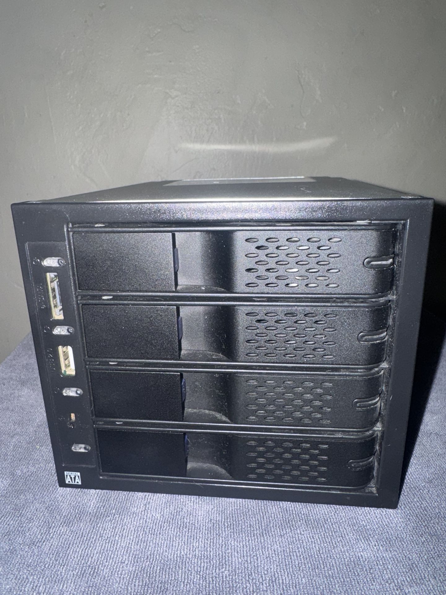 ICY DOC Internal Or External Sata 4 Bay Hard Drive Enclosure