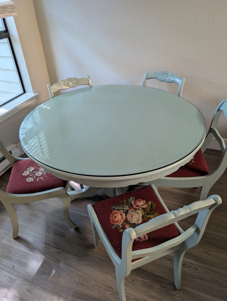 Round Pedestal Dining Table with 5 chairs