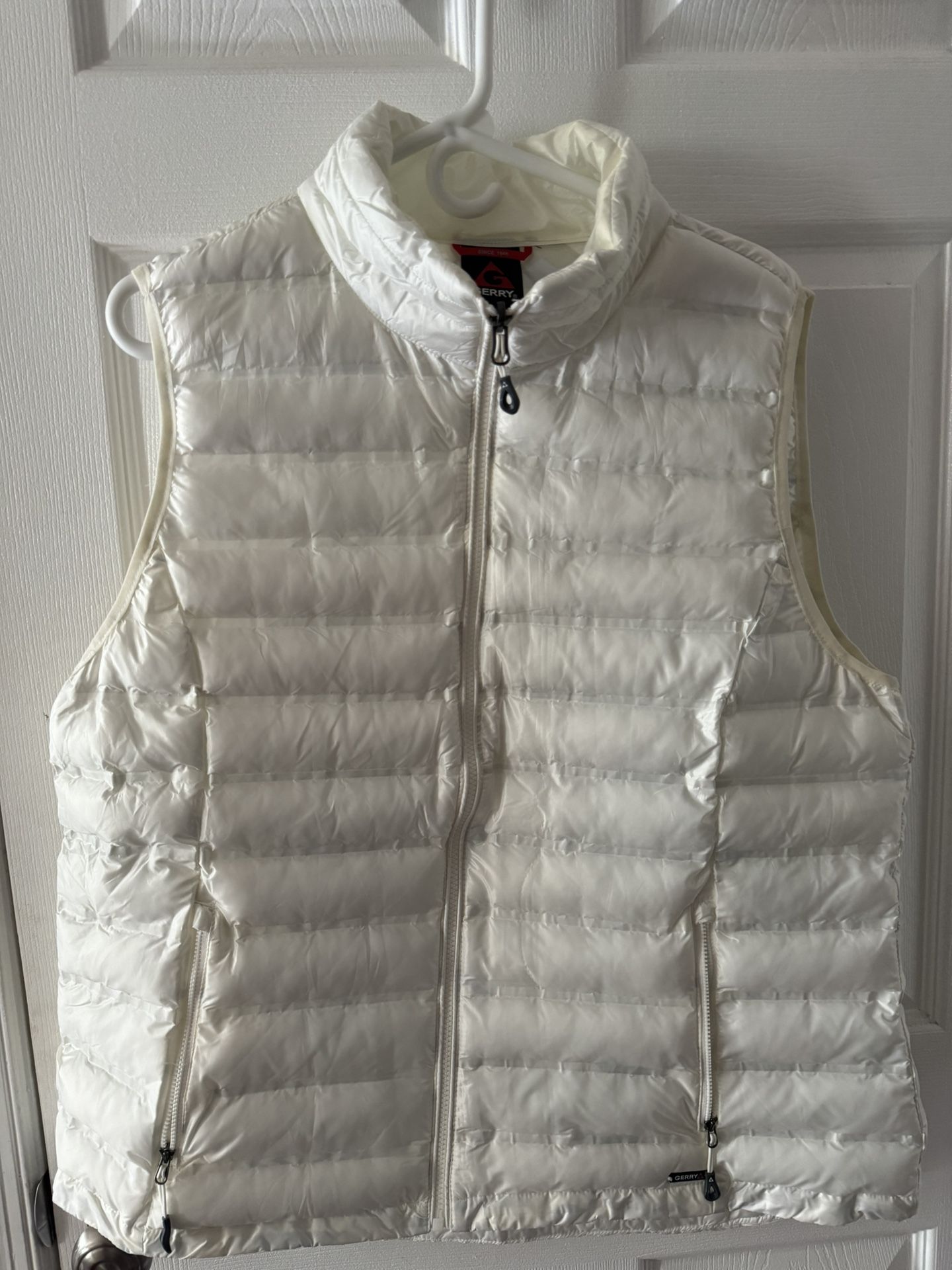 Gerry Women’s Size XXL White Full Zip Puffer Vest. Never been worn(cash & pick up only)