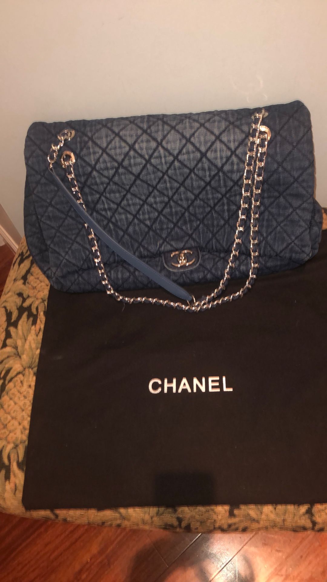 X-Large Quilted Jean https://offerup.com/redirect/?o=QmFnLk5ldw== W/dust Bag