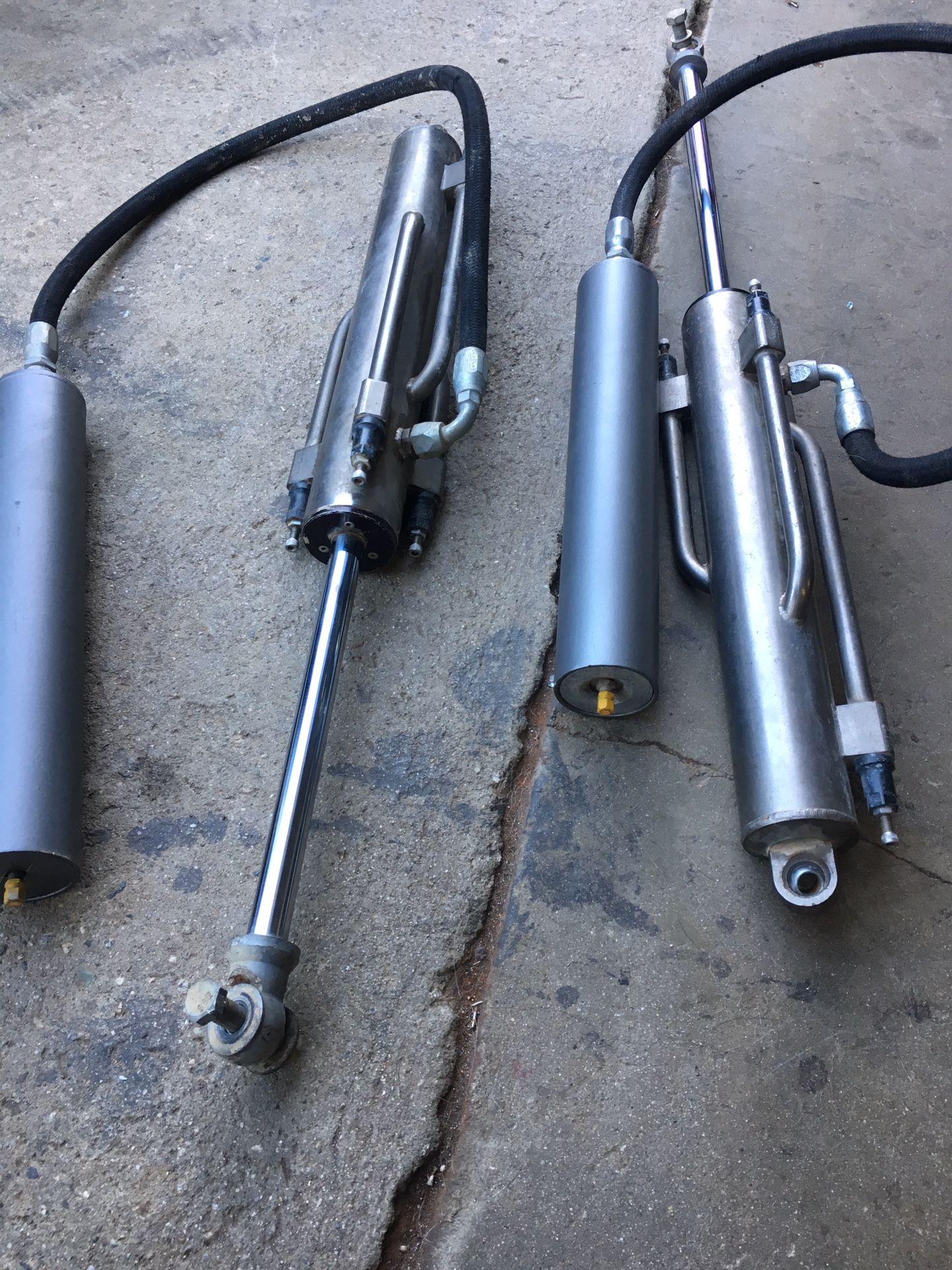 Bilstein 2.5x14” 4 tube bypasses.