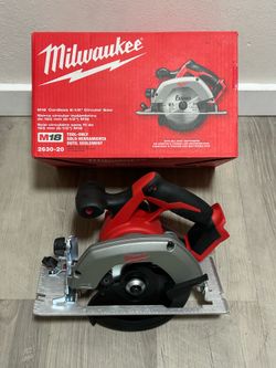 Milwaukee M18 18V Lithium-Ion Cordless 6-1/2 in. Circular Saw (Tool-Only)