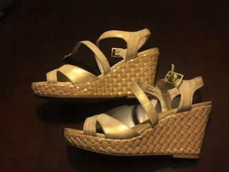 Kelly & Katie Taupe/gold wedges, size 10