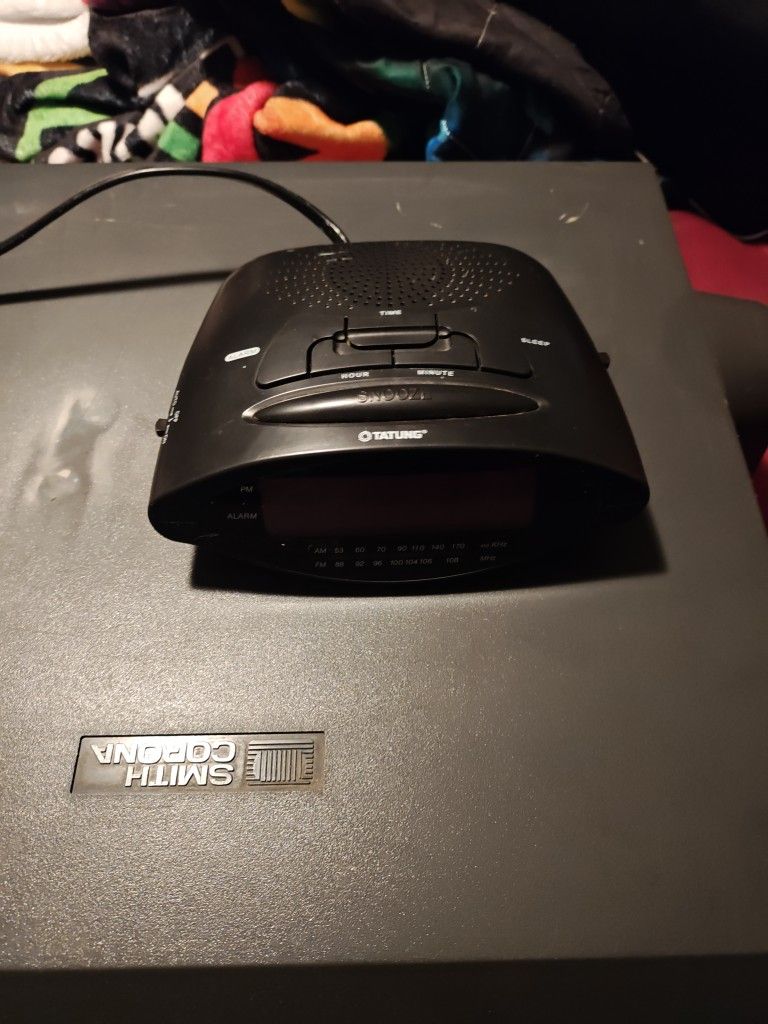 TATUNG ALARM CLOCK RADIO 