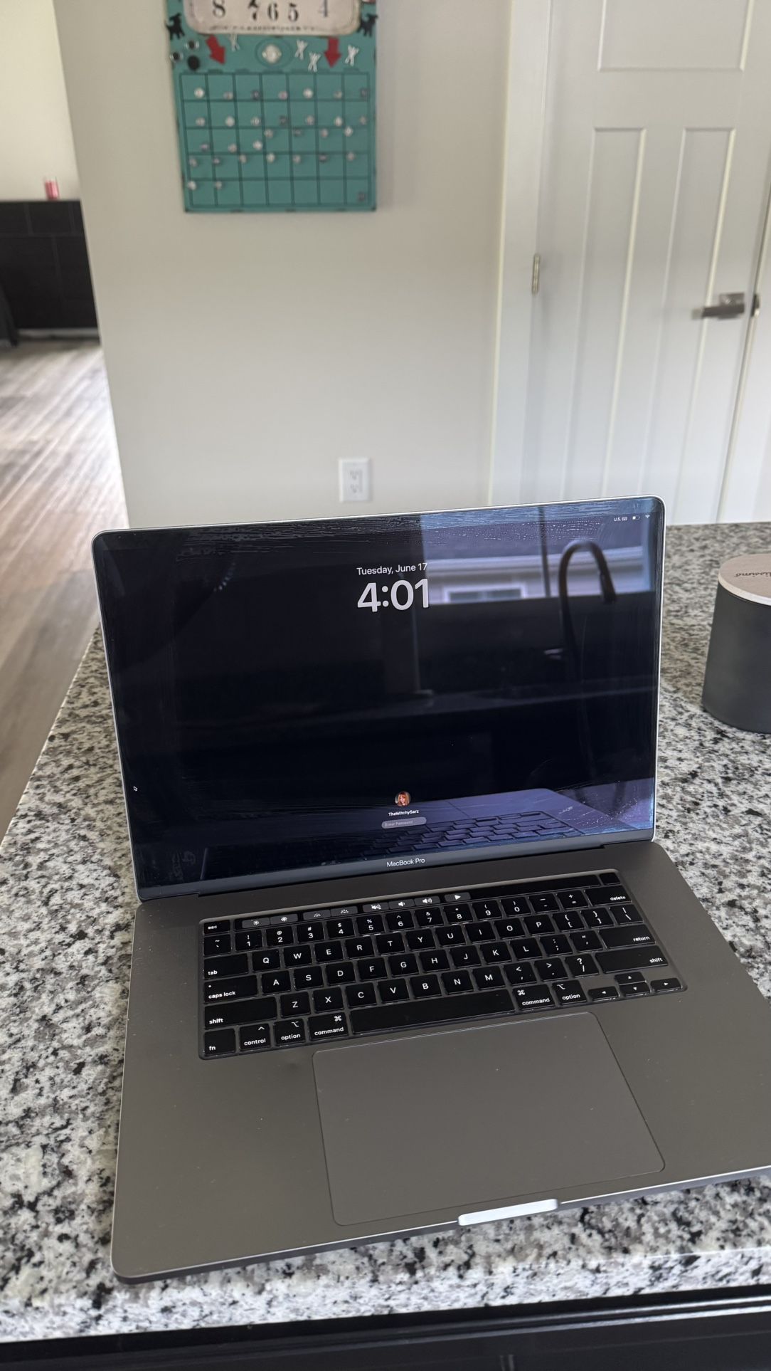 π» MacBook Pro 16-inch (2019, i9, 1TB SSD, 16GB RAM)