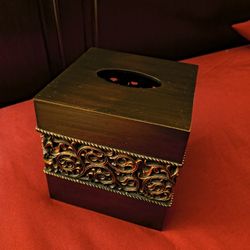 Brown Tissue Holder