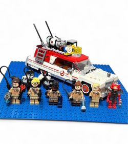 LEGO Ghostbusters Ecto-1 with all 5 minifigures and 1 ghost. LEGO Ghostbusters Ecto-1 & 2 Set with Minifigures