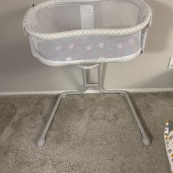 Halo Bassinet , Hardly Used